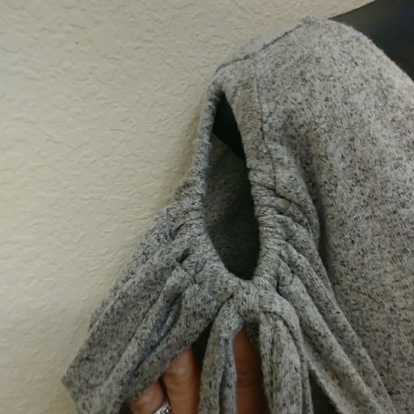 🍀Lucky Brand Cold Shoulder Top - Picture 4 of 8